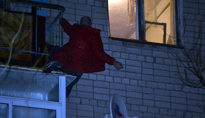 Пытаясь сбежать от полиции, архангелогородец сорвался с балкона 3 этажа